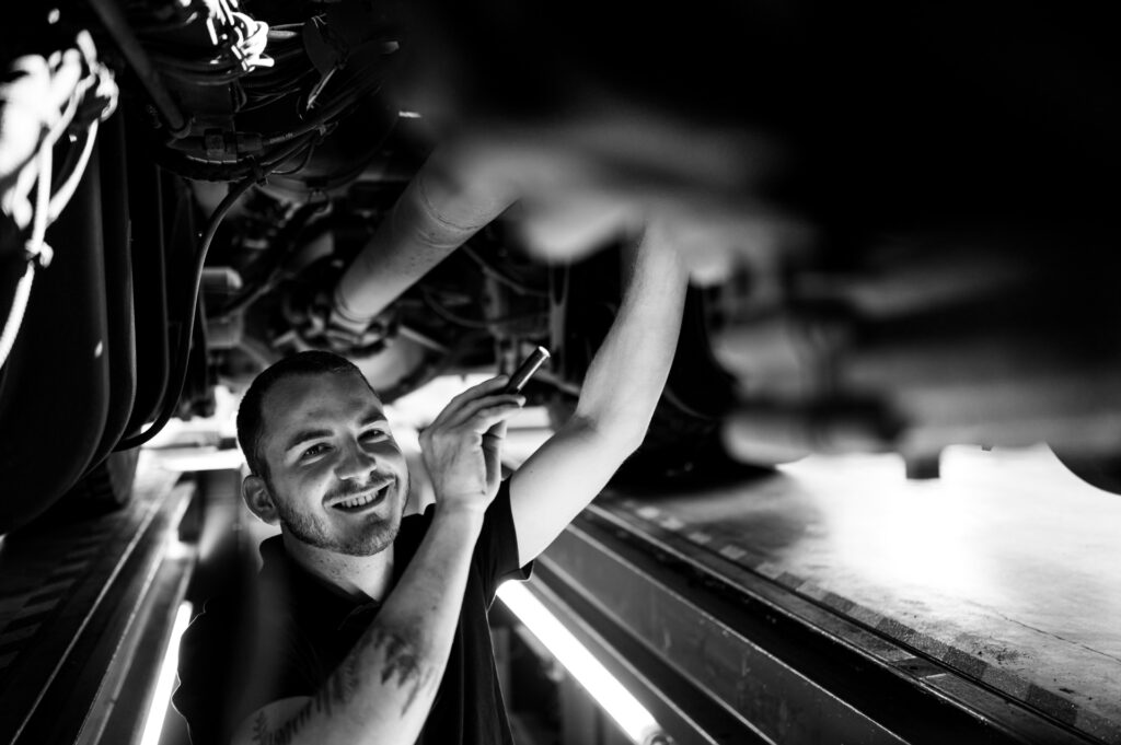 Prüfzentrum Plauen Abgas TÜV GTÜ Oldtimer Schadensgutachten Unfall TÜV-Plakette Unfallrekonstruktion Messtechnik